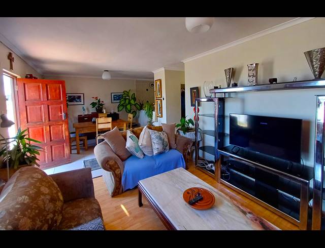 6 BEDROOM APARTMENT BLOCK FOR SALE IN KLEINMOND CENTRAL